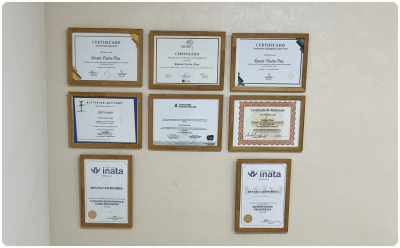 Certificados na parede da sala